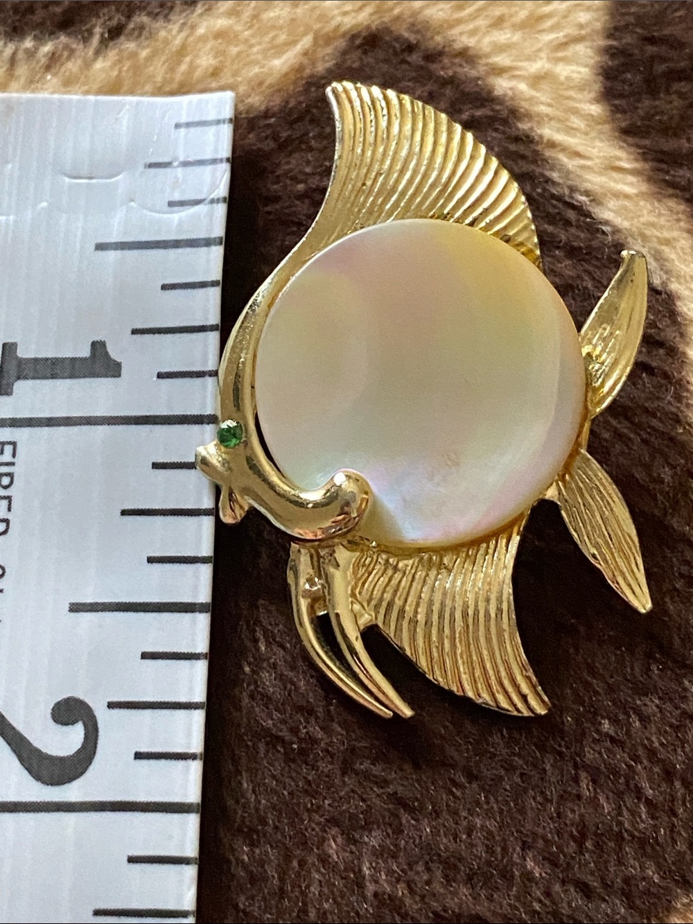 Adorable Vintage 60’s Gold Tone and Mother of Pearl Fish Pin - Picture 3 of 5